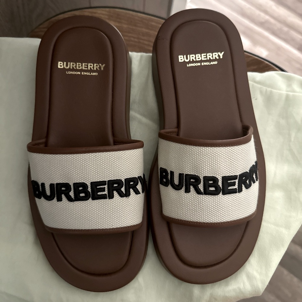 Burberry women slides, never been worn, Size 37